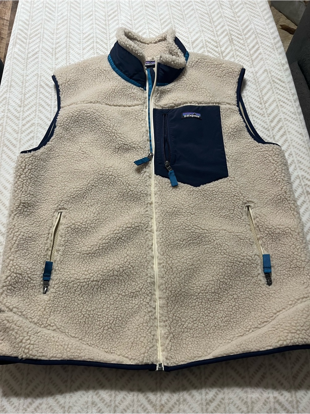Patagonia Men’s Cream Sherpa Fleece Vest with Navy Pocket and Blue Accents XL